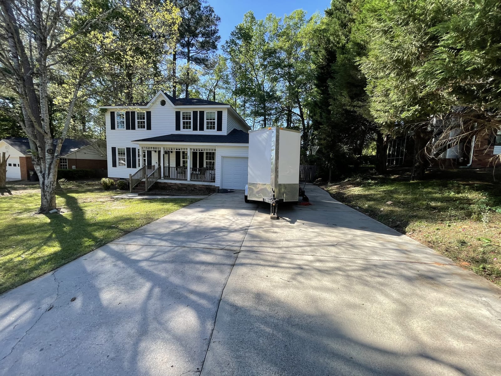 Clean, freshly mowed lawn and driveway